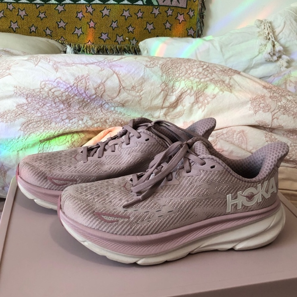 Hoka women’s Clifton 9